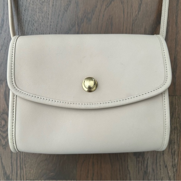 Vintage Coach Chrystie Crossbody 90s Small Handbag in Cream and Brass - Picture 9 of 10